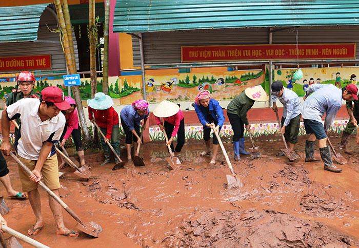 Nước bẩn nhấn chìm đường, bùn lầy 'lấp' sân trường Nậm Pồ sau lũ dữ