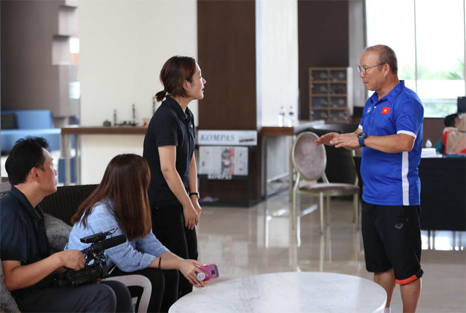 Sau cuộc gặp báo giới Việt Nam, ông Park tới chỗ nhóm phóng viên Hàn Quốc để giải thích và dành cho họ cuộc phỏng vấn ngắn. Ảnh: Đức Đồng.