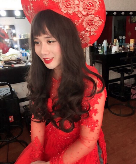 Minh Vương có tính cách khá hài hước, hoà đồng, anh thậm chí còn được bạn bè phong là “thánh giả gái”. Bức ảnh mặc áo dài đỏ, giả cô dâu của Minh Vương khiến không ít người xuýt xoa vì… “xinh quá” và dành những lượt like (thích).