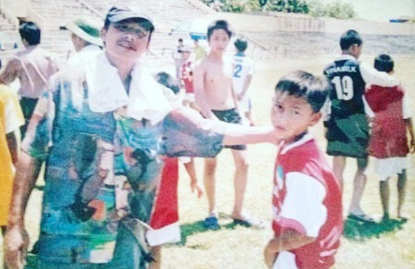 Nhiều người xúc động khi biết pha lập công của Minh Vương cũng chính là món quà đặc biệt mà anh dành tặng bố trong ngày giỗ bố không thể về được nhà. Trên trang cá nhân, Minh Vương chia sẻ, bố chính là “người chỉ đường cho tôi theo đá bóng”.