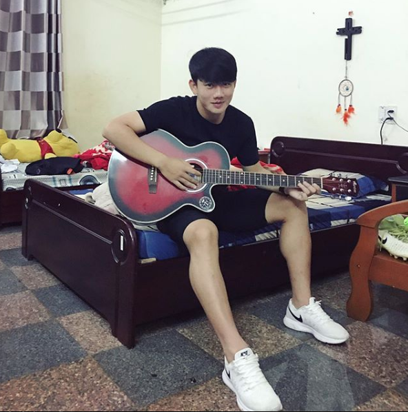 Anh chàng sở hữu ngoại hình sáng, gương mặt soái ca, nụ cười duyên cùng gout thời trang trẻ trung, năng động.