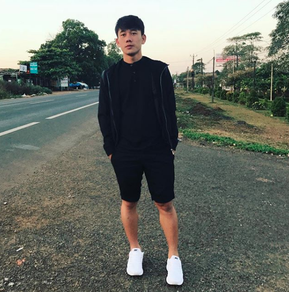 Anh ưa chuộng phong cách khỏe khoắn với áo phông, quần ngố, thường giày thể thao trắng.