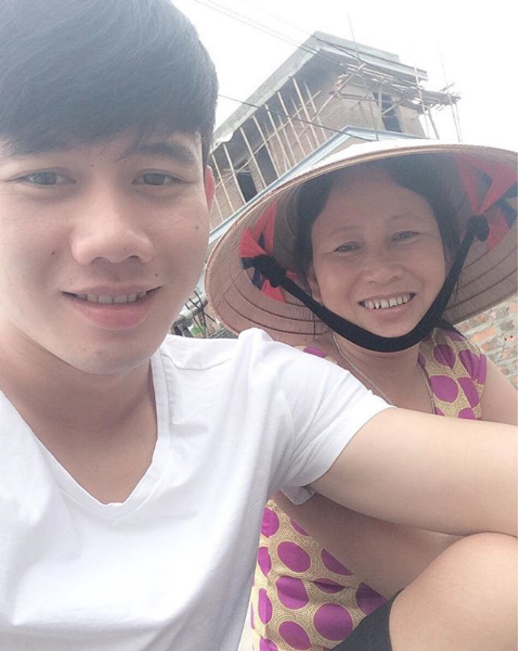 Đằng sau những phút giây hài hước vui vẻ cùng bạn bè, anh chàng có những khoảnh khắc sâu lắng, tình cảm bên mẹ. Minh Vương chia sẻ những clip mẹ hát hay những cái ôm dành cho mẹ và gọi mẹ là “hot girl Thuỵ Chính” (Minh Vương quê ở Thuỵ Chính, Thái Thuỵ, Thái Bình).