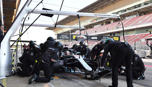 Đội ngũ kỹ thuật viên hỗ trợ Lewis Hamilton chạy chiếc Mercedes-AMG F1 W09 EQ Power+ tại đường đua Barcelona, Tây Ban Nha, tháng 3/2018. Ảnh: Mark Sutton.