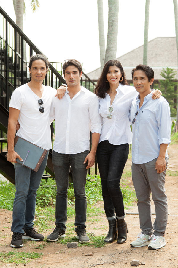 Sau chuyến nghỉ hè ở châu Âu kéo dài một tháng, Trang Lạ cùng chồng đại gia - bác sĩ Trần Tiến Chánh sang Bali để thăm hai cậu con trai đang làm việc tại đây. Hai con trai riêng của chồng côđang xây dựng một resort cao cấp.