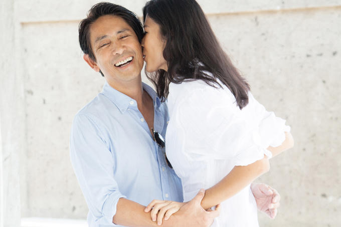 Ông xã nữ người mẫu đã ngoài 50 tuổi nhưng vẫn có ngoại hình trẻ trung, phong độ.