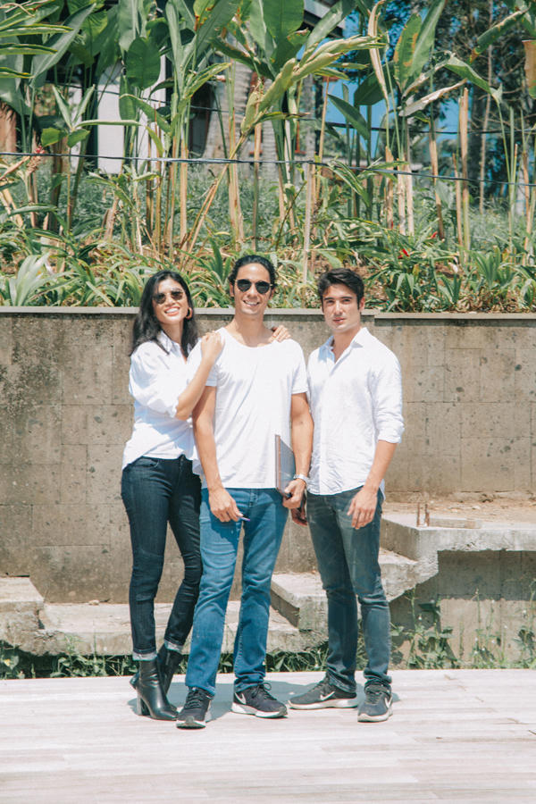 Nữ người mẫuhay trêu chọc gọi hai con riêng của chồng là em trai. Cô khen ngợi hai cậu em có vẻ ngoài điển trai không thua kém các tài tử điện ảnh. Nhờ chăm chỉ tập thể thao, Dimitri và Paco đều có thân hình khá vạm vỡ.