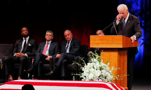 Biden lau nước mắt trong lúc đọc điếu văn. Ảnh: CBS News.