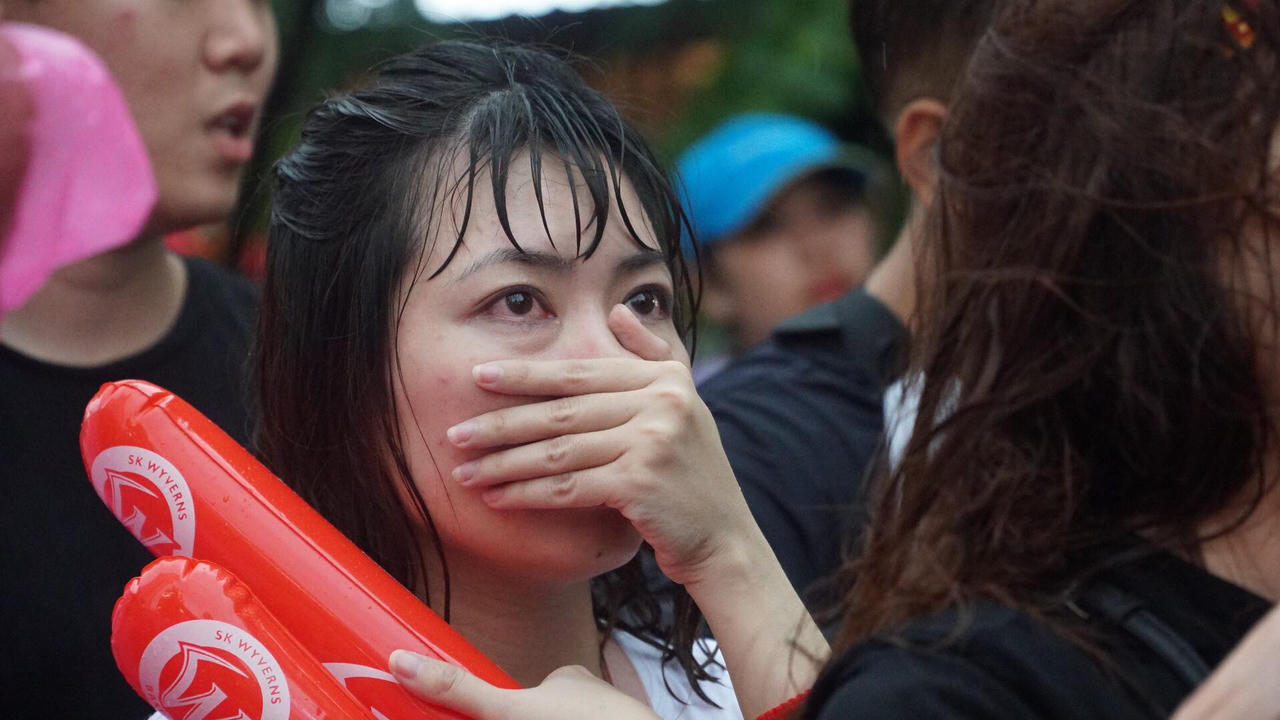 Nước mắt rơi trong mưa khi U23 Việt Nam vuột Huy chương ASIAD