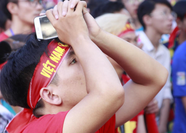 Nước mắt rơi trong mưa khi U23 Việt Nam vuột Huy chương ASIAD