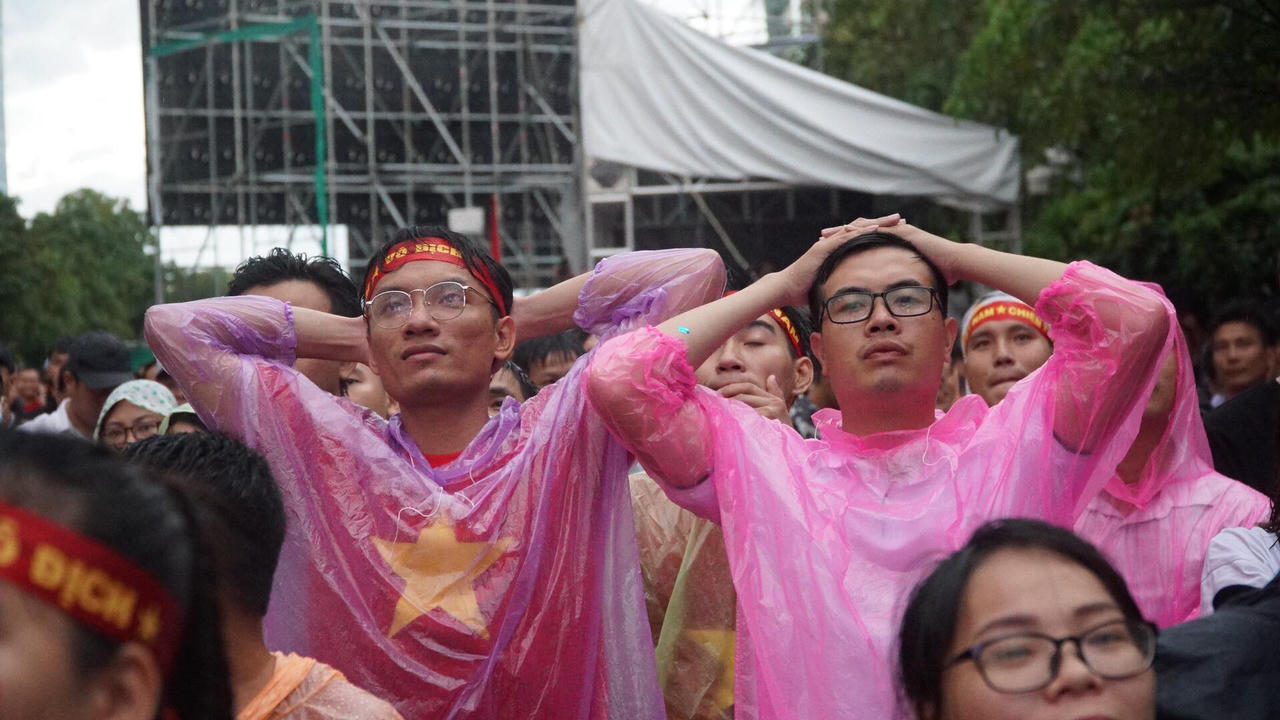 Nước mắt rơi trong mưa khi U23 Việt Nam vuột Huy chương ASIAD