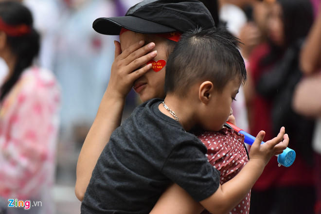 Nước mắt rơi trong mưa khi U23 Việt Nam vuột Huy chương ASIAD