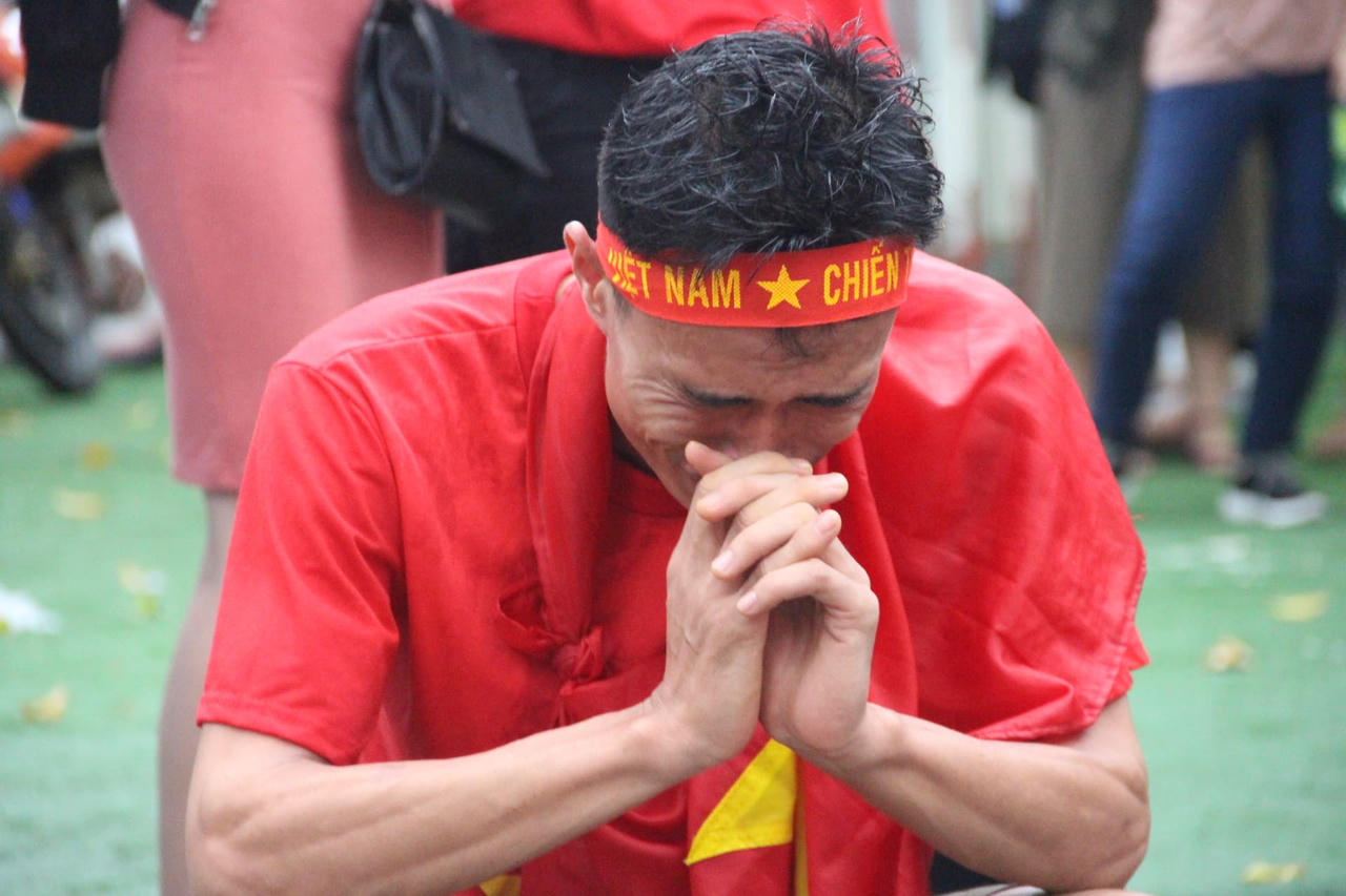 Nước mắt rơi trong mưa khi U23 Việt Nam vuột Huy chương ASIAD