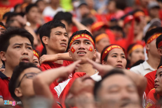 Nước mắt rơi trong mưa khi U23 Việt Nam vuột Huy chương ASIAD