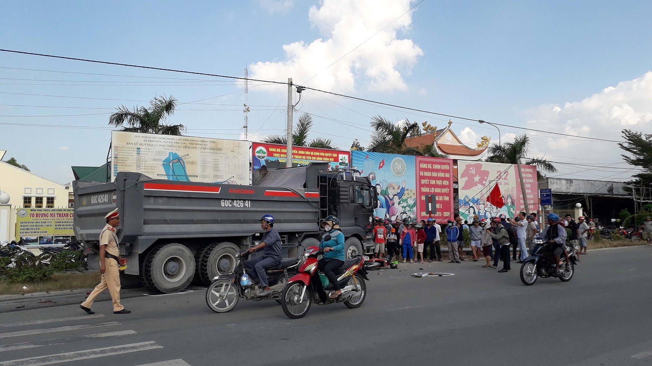 Xe ben mất lái đâm thẳng 2 xe máy, 2 người tử vong