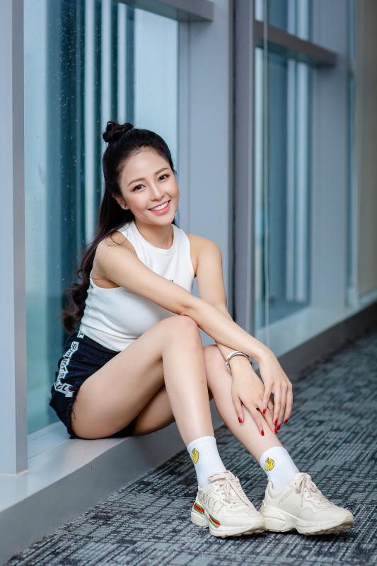 Không lâu sau, Trâm Anh bị các hot girl khác cùng tham gia chương trình cạch mặt đồng thời tố cáo là từ khi nổi tiếng thì ngày một chảnh chọe, kiêu căng và ít khi giao lưu với mọi người. Người đẹp cũng bị tố là đi làm muộn, tự ý bỏ chương trình để tham gia Bữa trưa vui vẻ mà không xin phép.