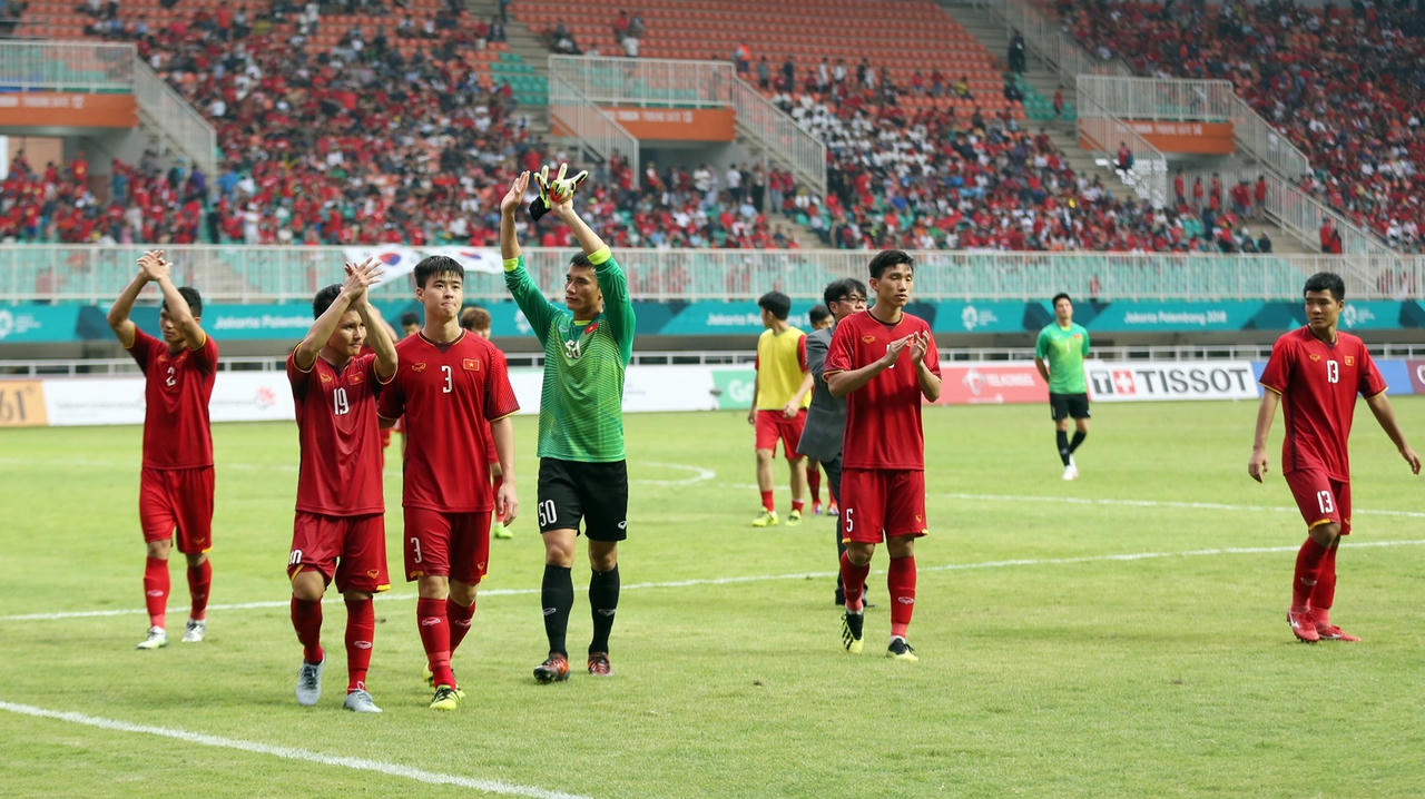 HLV Park ngồi một mình, học trò cố nén cảm xúc sau khi tuột HC đồng