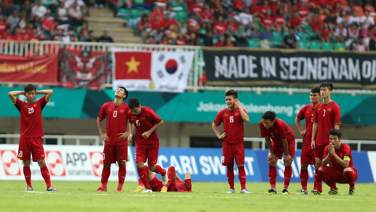 HLV Park ngồi một mình, học trò cố nén cảm xúc sau khi tuột HC đồng