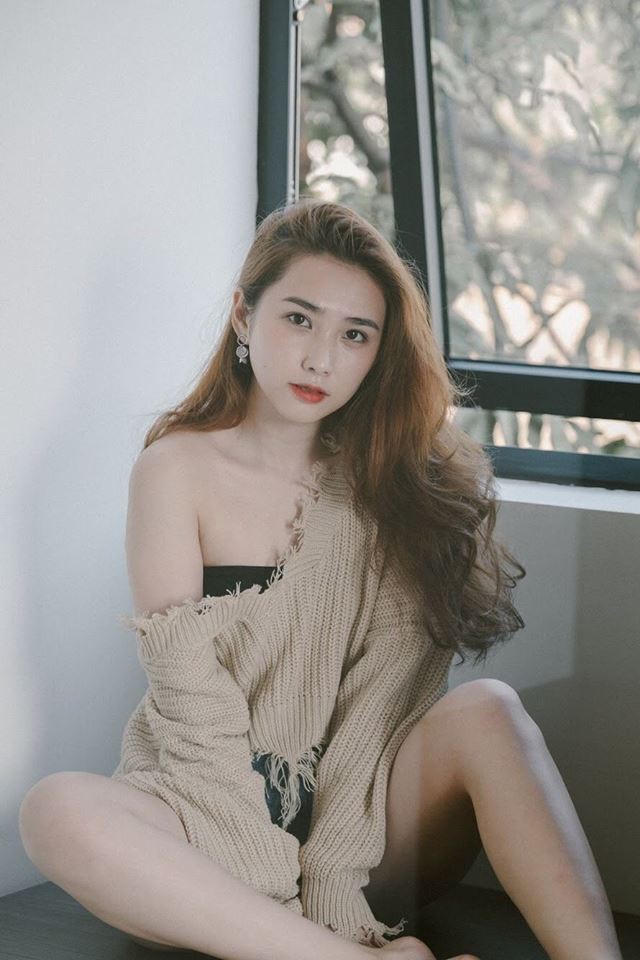 Trong những video chia sẻ trên mạng, có thể thấy cô nàng khá hoạt ngôn, ăn nói dịu dàng, dễ nghe, thể hiện là một cô gái có mục tiêu, lộ trình rõ ràng trong sự nghiệp.