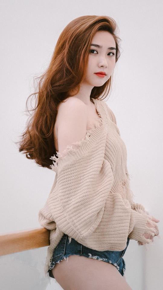 Dân mạng cũng nhanh chóng phát hiện ra Bùi Tiến Dũng nhấn like, thả tim cho không ít các bức ảnh mà cô nàng đăng tải.