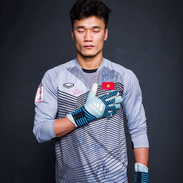 Sau thành tích của U23 Việt Nam ở giải U23 Châu Á, thủ thành Bùi Tiến Dũng bắt đầu được khán giả đặc biệt là các chị em vô cùng quan tâm.