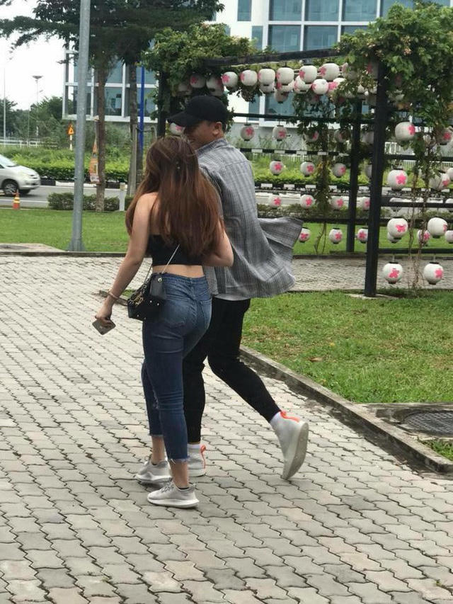 Cách đây một ngày, công chúng lại xôn xao khi bức ảnh được cho là Bùi Tiến Dũng và một cô gái tình tứ khoác tay đi dạo làm dấy lên tin đồn đây là bạn gái Bùi Tiến Dũng. Thậm chí cư dân mạng còn đưa tin cặp đôi đã tính đến chuyện cưới hỏi.