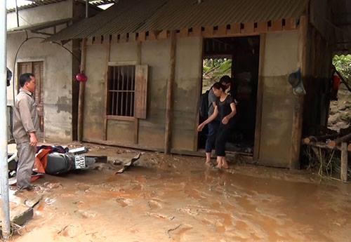 Chất thải tràn vào nhà dân. Ảnh: Thanh Tuấn