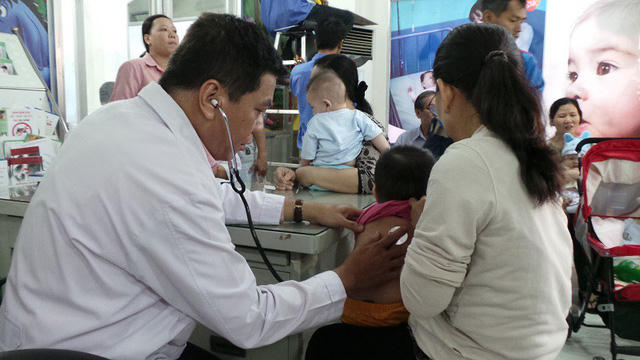 Phụ huynh cần chủ động bảo vệ sức khỏe cho những trẻ chưa chích đủ vắc xin