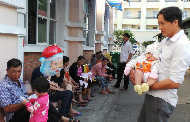 Phụ huynh đưa trẻ đến chích ngừa tại Viện Pasteur TPHCM