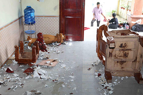 Đồ đạc trong nhà bị Quân đập phá. Ảnh:Ngô Quang Văn