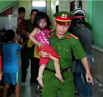 Ba cháu nhỏ được giải cứu sau khoảng 30 phút. Ảnh: Ngô Quang Văn