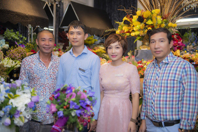 Ngoài sự xuất hiện của Doãn Quốc Đam, Thu Quỳnh còn có Công Lý, Quang Thắng dù đang bận rộn với lịch quay phim nhưng vẫn ghé qua chúc mừng vợ chồng người bạn thân thiết lên chức ông bà chủ. Vân Dung cũng đến ngay sau đó, tuy nhiên, vì bận rộn giao lưu với người hâm mộ nên cô không xuất hiện trong khung hình.