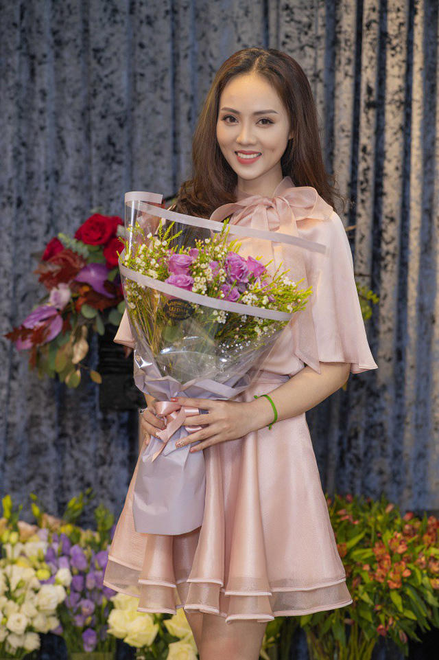 Bạn gái của NSƯT Công Lý - Ngọc Hà, làm việc trong lĩnh vực truyền thông, từng lọt Top 20 Hoa hậu Du lịch Việt Nam. Chính động thái đi thử váy cưới của Ngọc Hà mới đây khiến nhiều người cho rằng, đám cưới giữa cô và nam danh hài sắp diễn ra.