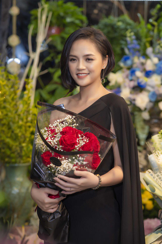 Về phía diễn viên Thu Quỳnh, bà mẹ một con cũng chưa nghĩ đến chuyện tái hôn dù đã vui vẻ trở lại sau 2 năm chia tay chồng cũ Chí Nhân. Hiện tại, cô gây ấn tượng với vai My “sói” trong Quỳnh búp bê. Trong phim, đảm nhận một nhân vật nham hiểm, đáng ghét, Thu Quỳnh đã thực sự lột xác xuất sắc qua nhân vật My sói và trở thành một trong những diễn viên được nhắc đến nhiều nhất phim.