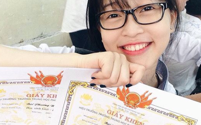 Trong suốt 12 năm học phổ thông, Phương Nga luôn là học sinh giỏi. Tốt nghiệp THTP, cô đỗ vào chuyên ngành Tài chính, Đại học Kinh tế Quốc dân.