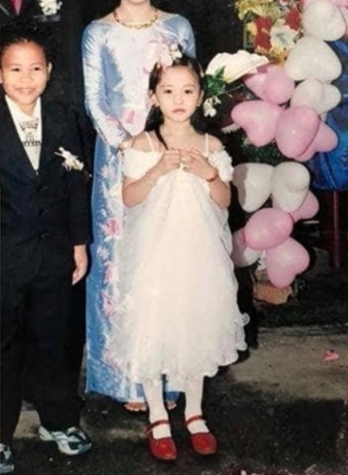 Có thể nói, từ nhỏ, Tiểu Vy đã sở hữu nhan sắc xinh đẹp. Cô có khuôn miệng cười tươi tắn, mũi cao và đôi mắt to tròn.