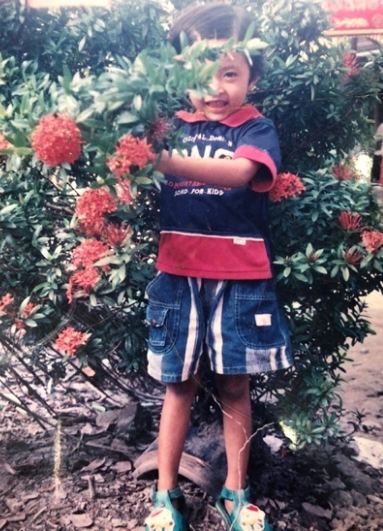 Cô bé gầy gò từng diện trang phục khá ngầu và nam tính thuở nhỏ. Cô được cắt tóc ngắn tomboy ngày nào giờ đây đã lột xác trở thành thiếu nữ thanh tú, xinh đẹp và đôi mắt biết cười.