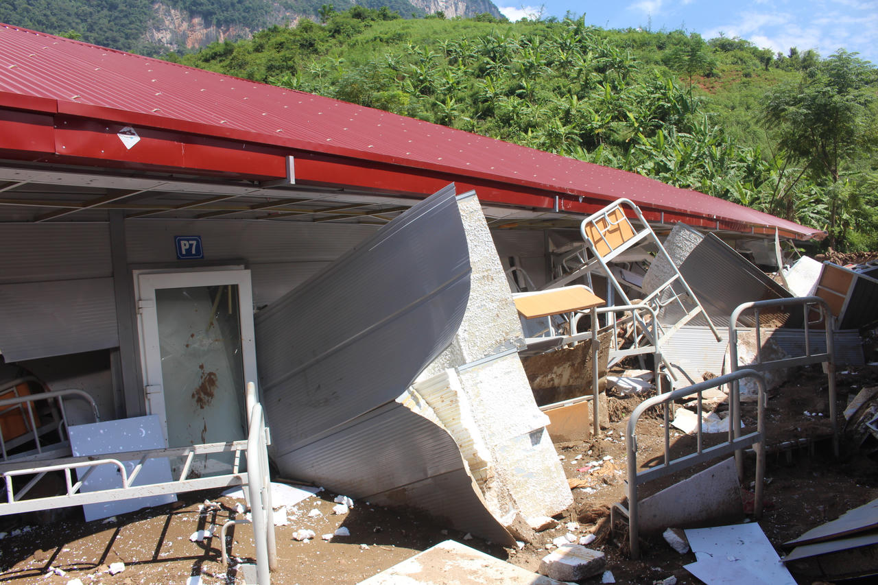 Bộ trưởng Lê Thành Long đội nắng, 'lội bộ' đến tận nhà sẻ chia với bà con vùng lũ dữ