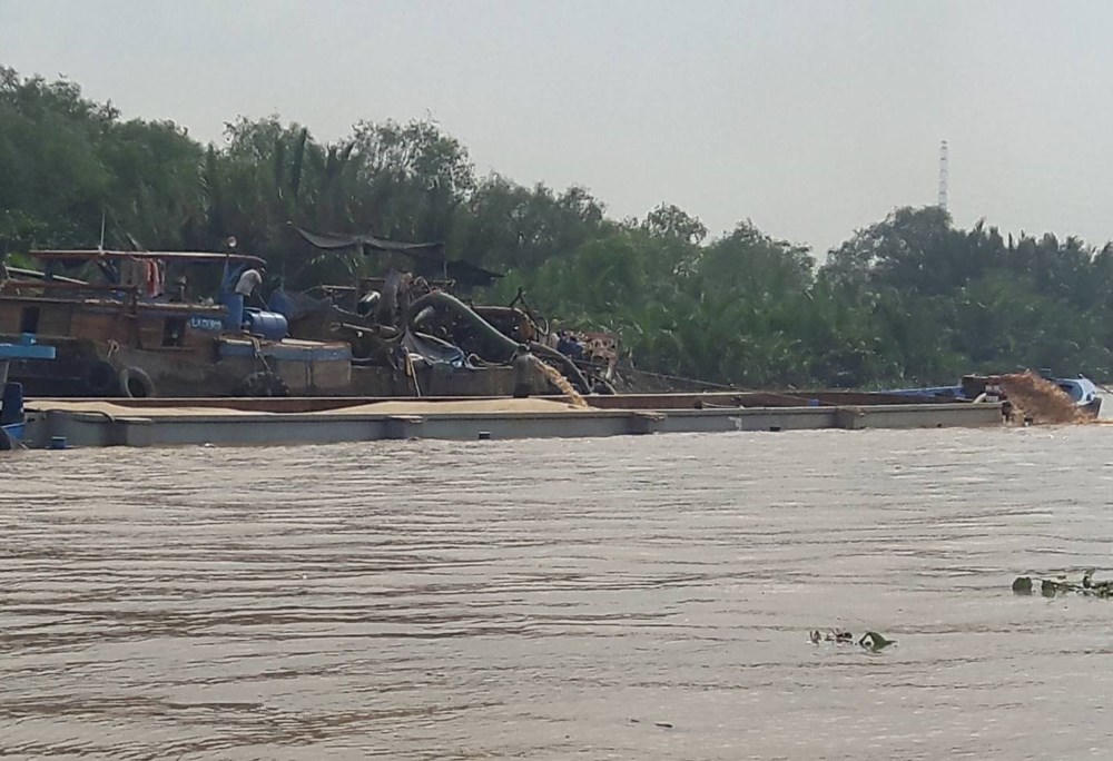 Quên mình 'chiến đấu' với cát tặc trên sông Đồng Nai