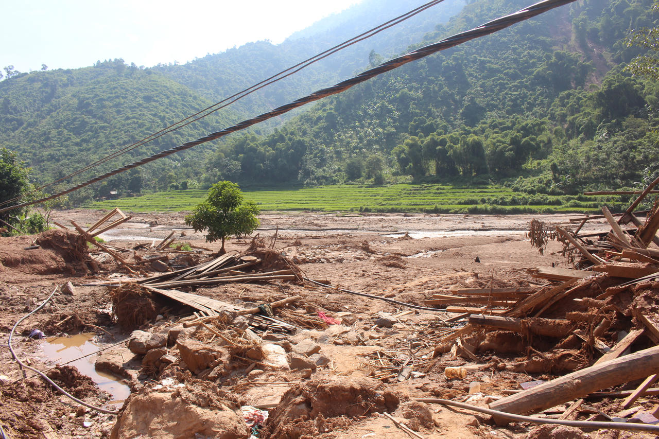 Bộ trưởng Lê Thành Long đội nắng, 'lội bộ' đến tận nhà sẻ chia với bà con vùng lũ dữ