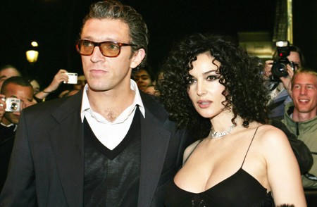 Monica Bellucci và Vincent Cassel cũng là một đôi uyên ương đẹp được điện ảnh xe duyên. Cả hai nhanh chóng cảm mến nhau khi quen biết trên phim trường “The apartment” (1996) và đã gắn bó với nhau trong suốt 17 năm sau đó. Tuy nhiên, Monica Bellucci và Vincent Cassel đã quyết định ly dị và Vincent Cassel hiện đã tái hôn với cô người mẫu kém mình 30 tuổi Tina Kunakey.