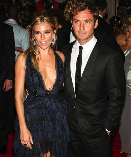 Sienna Miller và Jude Law từng có một tình yêu đẹp tuyệt vời cho đến khi Jude Law “vụng trộm” với cô bảo mẫu. Sau đó vài năm, Sienna Miller đã tha thứ và tái hợp cùng Jude Law nhưng cuộc tình rạn vỡ này cũng chẳng tồn tại được lâu.