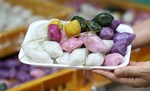 Món bánh gạo songpyeon truyền thống của Tết Trung thu ở Hàn Quốc. Ảnh: Kocis