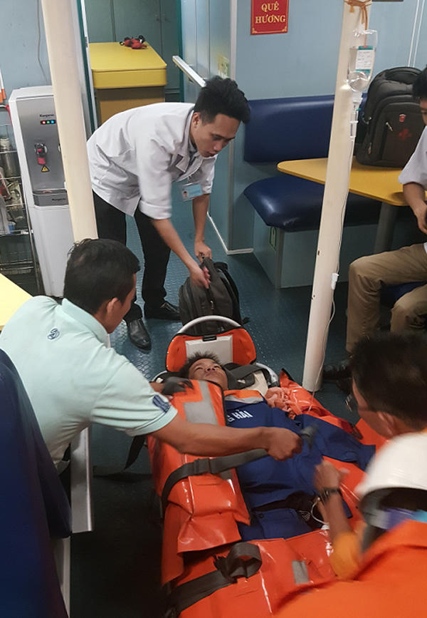 Cứu nam thanh niên hôn mê trên biển