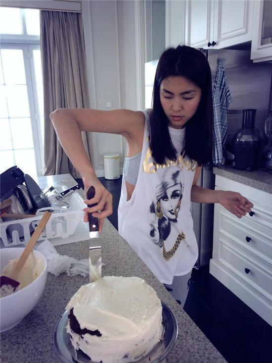 Ngọc nữ cũng dành thời gian học hỏi thêm nữ công gia chánh. Còn nhớ chiếc bánh gato đầu tiên Hà Tăng làm trong thời gian đảm đương vị trí giám khảo khách mời của Master Chef Việt Nam - Vua đầu bếp mùa thứ 2 bị chê tả tơi.