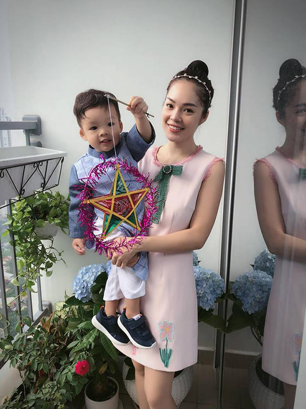 Dương Cẩm Lynh và con trai Will chơi lồng đèn đón Trung thu.