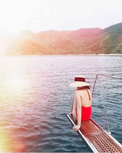 Hình ảnh hiếm hoi Tăng Thanh Hà diện áo tắm khoe hình thể chụp từ phía sau được chia sẻ khiến dân mạng phát sốt. Không cần quá táo bạo, khoe da thịt, nàng ngọc nữ đình đám một thời vẫn khiến người ta xao xuyến.