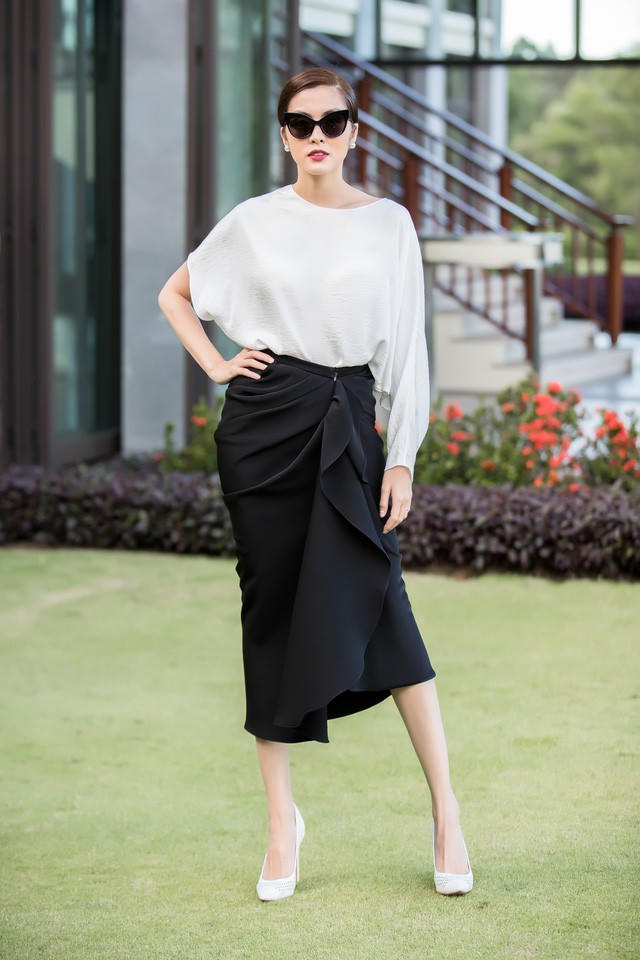 “Lấy chồng bỏ cuộc chơi” nhưng Tăng Thanh Hà vẫn ngày càng xinh đẹp. Gương mặt rạng rỡ và nụ cười tỏa nắng, nữ diễn viên một thời còn níu giữ ánh nhìn người đối diện bởi vẻ bề ngoài sang chảnh với váy áo, phụ kiện đều là hàng hiệu thế giới.