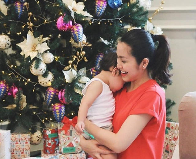 Người đẹp cũng từng viết tâm thư cho con, trong đó có đoạn: Từ ngày có con cuộc sống mẹ thay đổi hoàn toàn, đi đâu làm gì mẹ cũng muốn có con bên cạnh. Ngày nào xong việc mẹ chỉ muốn về nhà với con thôi, ôm con, hôn con, ngắm con mãi, ngắm hoài không biết chán. Niềm vui của con là niềm vui của mẹ, hạnh phúc của con là hạnh phúc của mẹ. Mẹ yêu con hơn tất cả mọi thứ trên thế gian này.