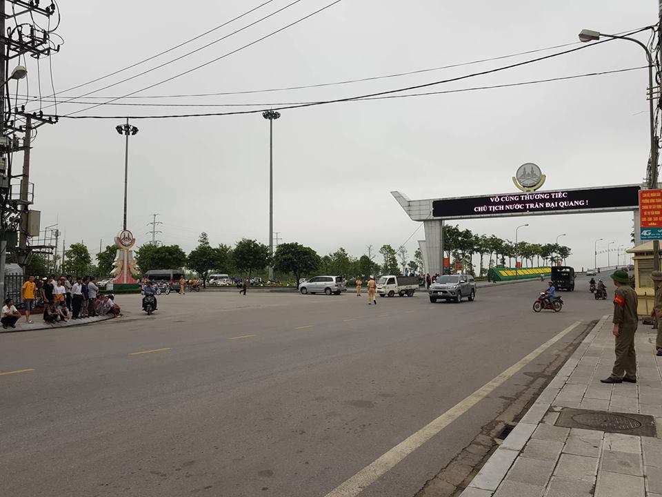 Linh cữu cố Chủ tịch nước đã về đến quê mẹ, người dân đổ ra đường bày tỏ lòng tiếc thương